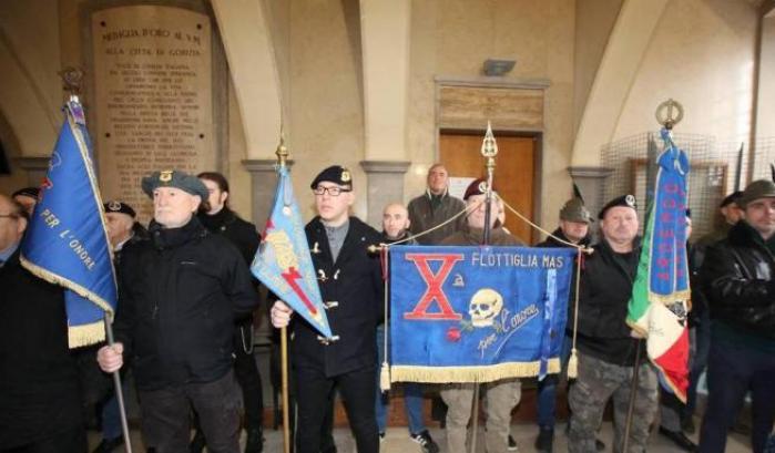 Trieste celebra la riannessione all'Italia e tra i vessilli spunta il simbolo fascista della X Mas
