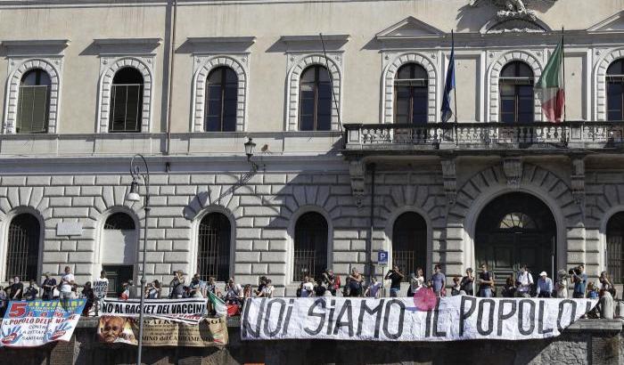 La destra (per una volta) sia onesta: ammetta che per loro duemila morti al giorno sono un prezzo accettabile