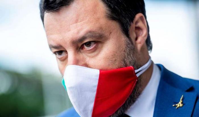 A luglio Salvini tuonava: "Basta distanziamento sociale". Ora si muore