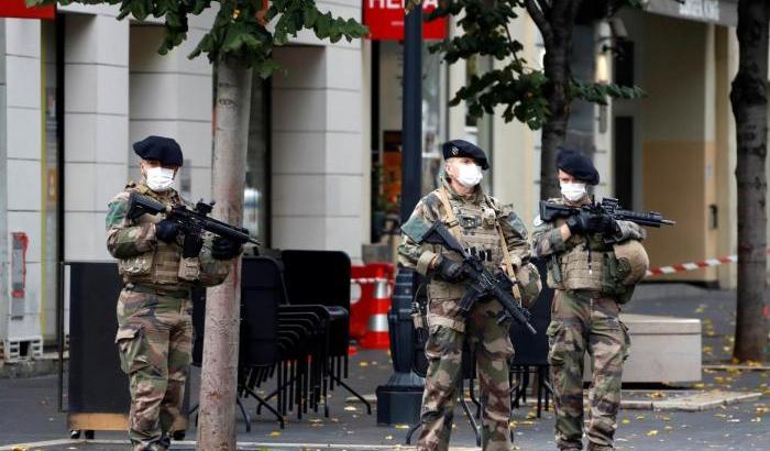 Attentato di Nizza: la Francia si blinda, l'italietta polemizza
