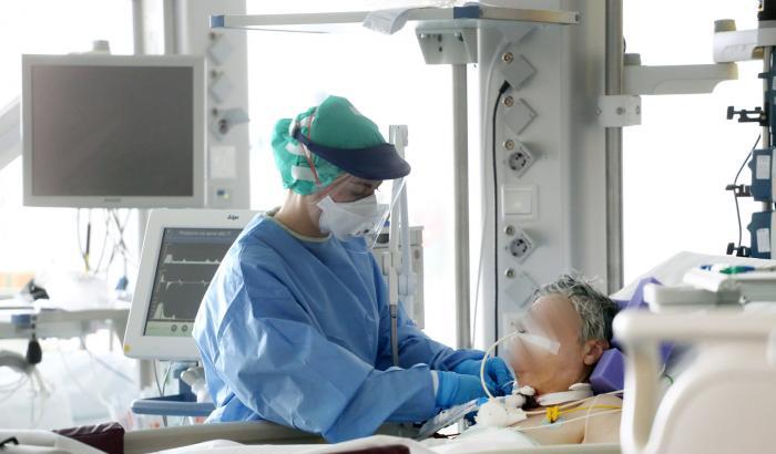 Gli anestesisti: "Siamo pochi, si assumano anche i medici in formazione"