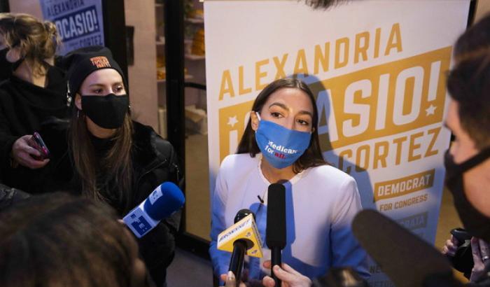 I democratici mantengono il controllo della Camera. Rieletta la star dei democratici Alexandra Ocasio-Cortez