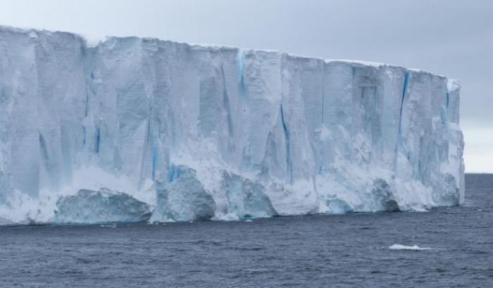 Il più grande iceberg del mondo colpirà le coste della South Georgia: si rischia il disastro ambientale