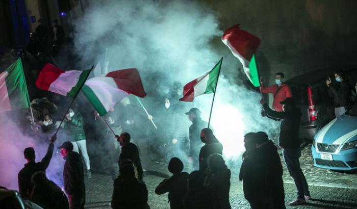 000587BC-proteste-sotto-casa-di-gori Proteste sotto casa di Gori