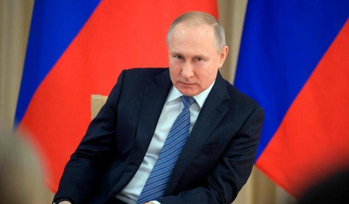 Le rivelazioni del Sun subito smentite dal Cremlino: "Putin ha il Parkinson"