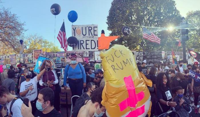 Gli americani in strada per festeggiano la sconfitta di Trump: "La fine di un incubo"