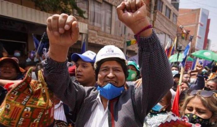 Una folla in festa ha accolto Evo Morales tornato in Bolivia dopo l'auto-esilio