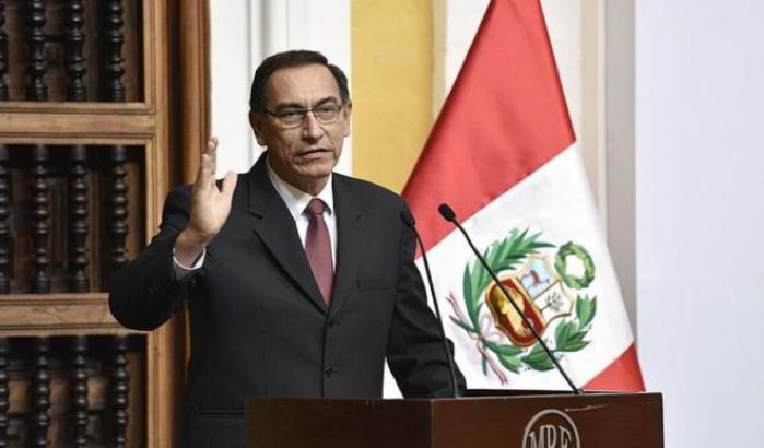 Perù, il presidente Vizcarra destituito dal parlamento per aver intascato delle tangenti