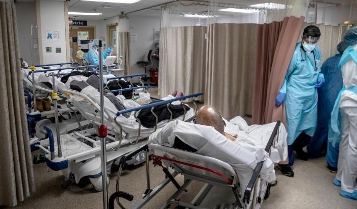 Francia sotto scacco: altri 472 morti per Covid mentre si riempiono le terapie intensive