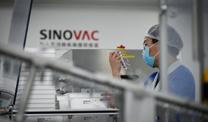 Il Brasile ha interrotto i test sul vaccino cinese per il suicidio di uno dei volontari
