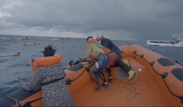 Addio al piccolo Joussef, a Lampedusa i funerali del bimbo di sei mesi annegato nel Mediterraneo