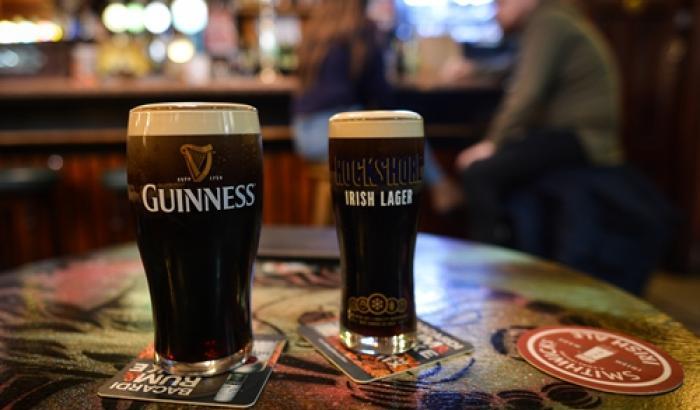 Nei pub degli aeroporti si può ancora bere: 4 irlandesi comprano un biglietto per farsi una birra