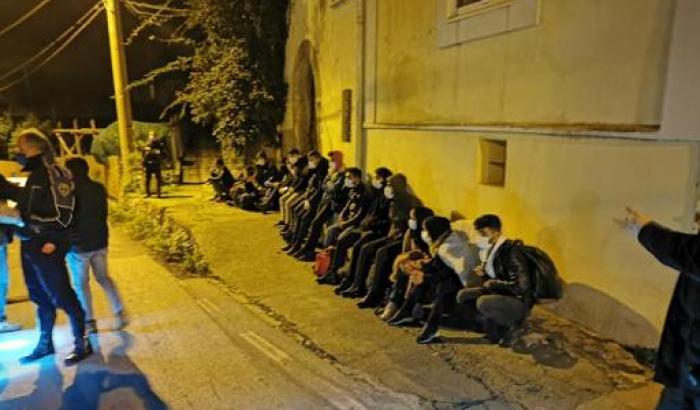 Sedici migranti sbarcano di notte: a Nerano gara di solidarietà per sfamarli e aiutarli