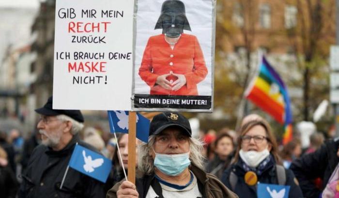 Manifestazione negazionista a Berlino