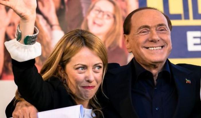 Meloni preoccupata dell'addio di Berlusconi: "Non cada nella trappola della sinistra"