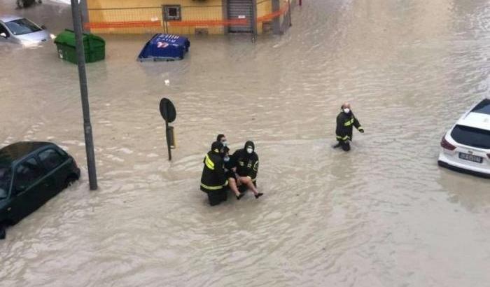 Nubifragio su Crotone, la città è sott'acqua; il Comune ai cittadini: "Non uscite di casa"
