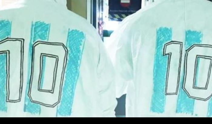 Anche a Pavia omaggio a Maradona: medici e infermieri con la tuta anti Covid numero 10