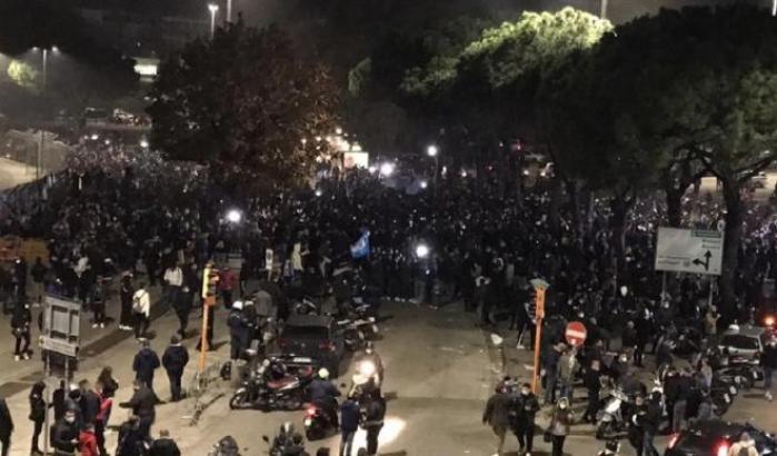 00058C03-assembramenti-a-napoli-per-la-morte-di-maradona Assembramenti a Napoli per la morte di Maradona