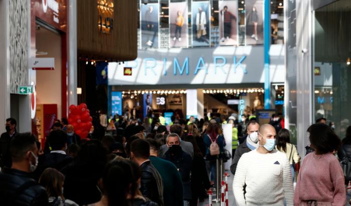 File chilometriche davanti Primark: sono morti 827 italiani, ma si dà lo stesso l’assalto ai negozi