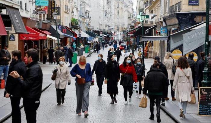 Il 59% dei francesi non intende vaccinarsi: i preoccupanti dati dei sondaggi