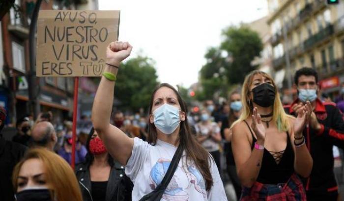 A Madrid medici e infermieri protestano contro i tagli alla sanità