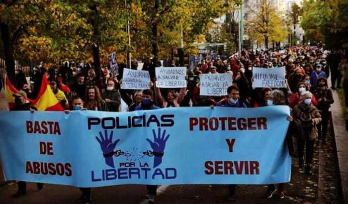 Nelle proteste anti-Covid in Spagna sfilano anche i poliziotti negazionisti