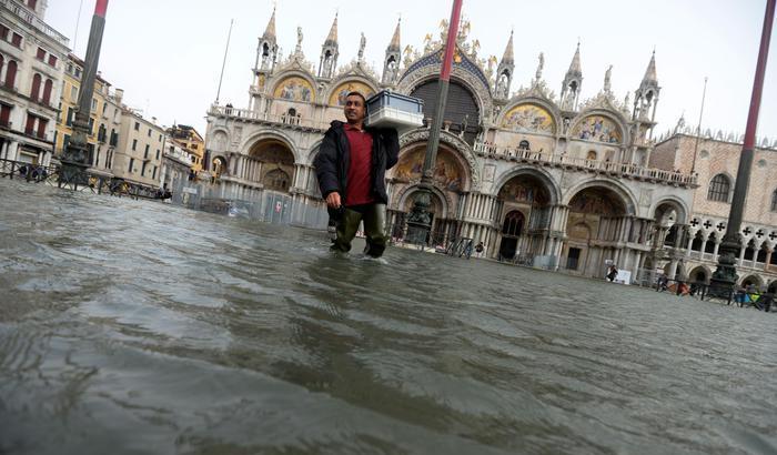 Il Mose non si attiva e Venezia è di nuovo sott'acqua: preoccupazione per la Basilica San Marco
