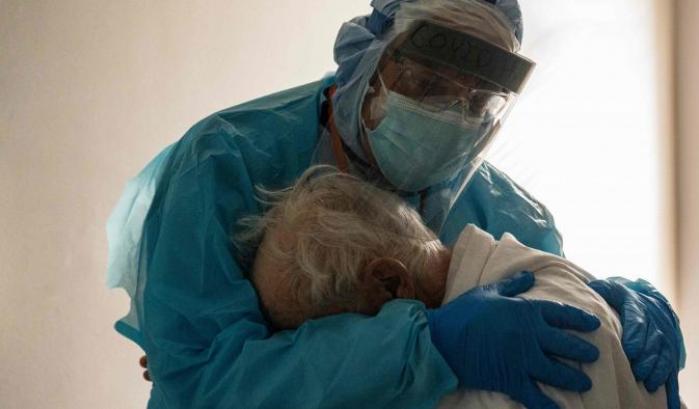 00058CD2-medico-abbraccia-paziente-in-un-ospedale-del-texas Medico abbraccia paziente in un ospedale del Texas