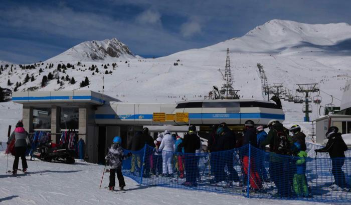 Oltre 700 morti al giorno ma per Fratelli d'Italia la priorità restano le piste da sci