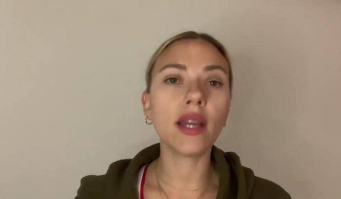Scarlett Johansson chiede libertà per Zaki in un video