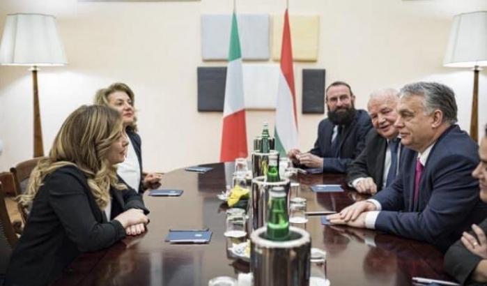 Meloni, Salvini, Orban e l’omofobo sovranista pizzicato nell’orgia gay