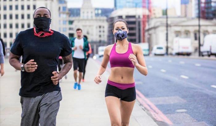 Le raccomandazioni dell'Oms: "Mascherina sempre in ospedale, mai se si fa sport"