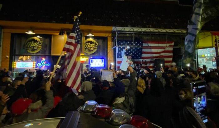 Trumpiani senza mascherina protestano contro la chiusura di un bar negazionista a New York