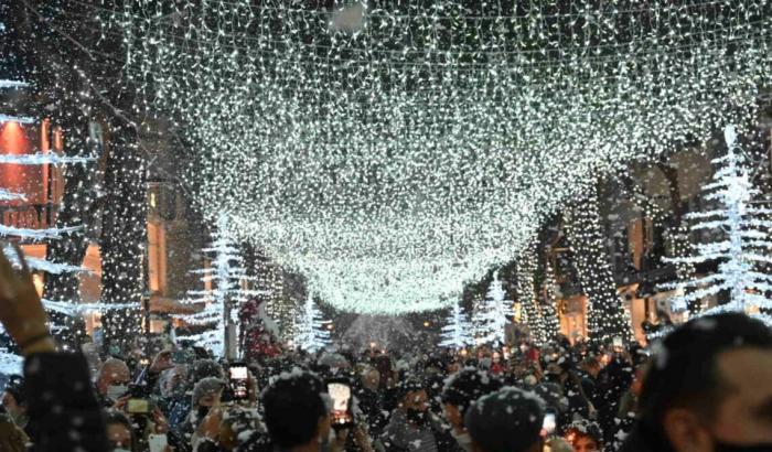 Polemica a Riccione per gli assembramenti delle ultime ore: folla le luci di Natale