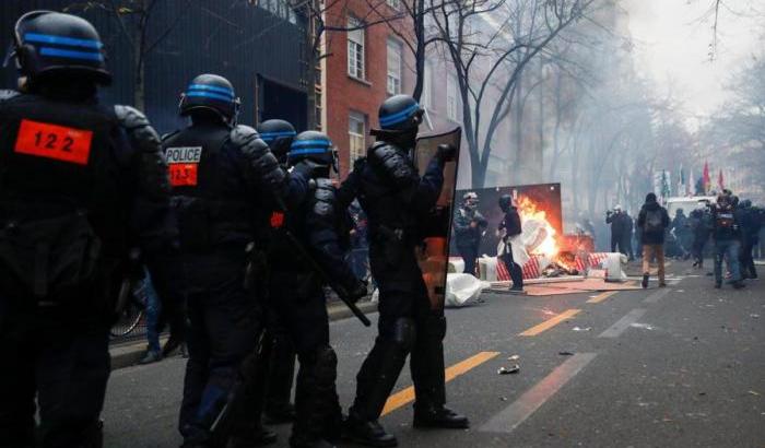 Caos in Francia: 95 arresti e 67 poliziotti feriti dopo gli scontri di ieri