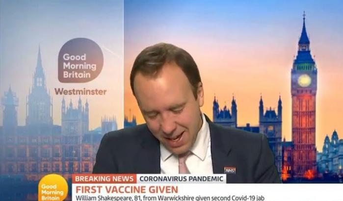 Il Ministro della salute britannico Hancock si commuove in tv dopo il primo vaccino