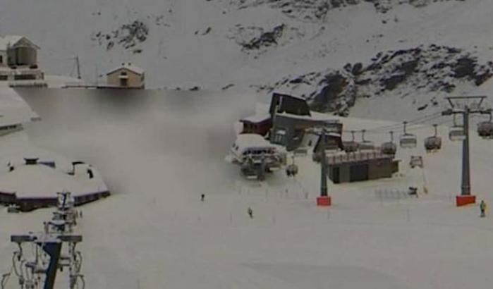 Pixel per nascondere gli assembramenti sulle seggiovie? Ma la Spa di Cervinia smentisce