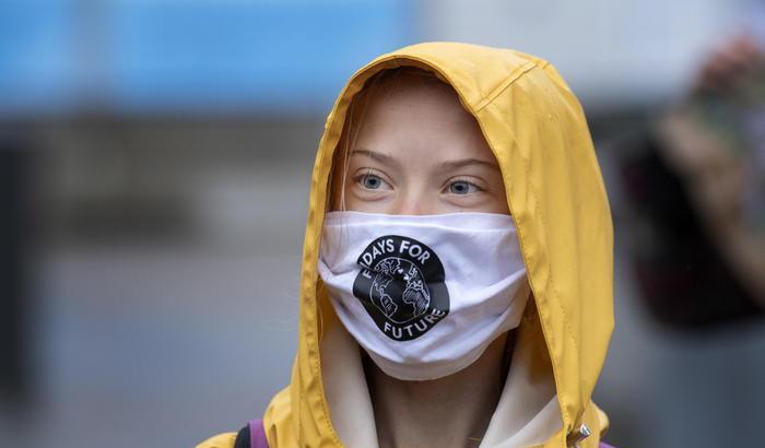Greta Thunberg torna in piazza (con mascherina): 