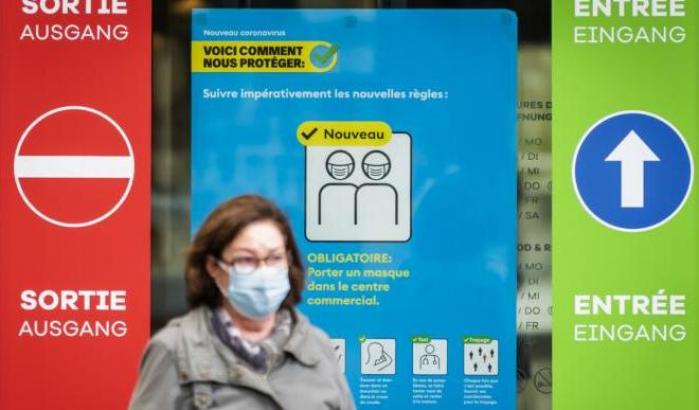 I contagi aumentano e la Svizzera ci ripensa: coprifuoco dalle 19