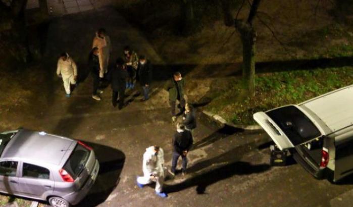 Femminicidio a Pesaro: taglia la gola alla moglie e si getta dalle mura