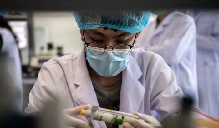 Un volontario accusa problemi neurologici: sospesa la sperimentazione del vaccino cinese in Perù