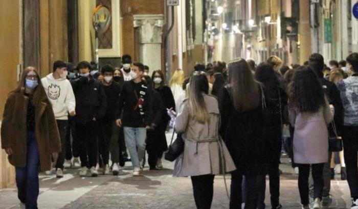 A Brescia tornano gli assembramenti, l'ira del prefetto: "Spregio ai morti"