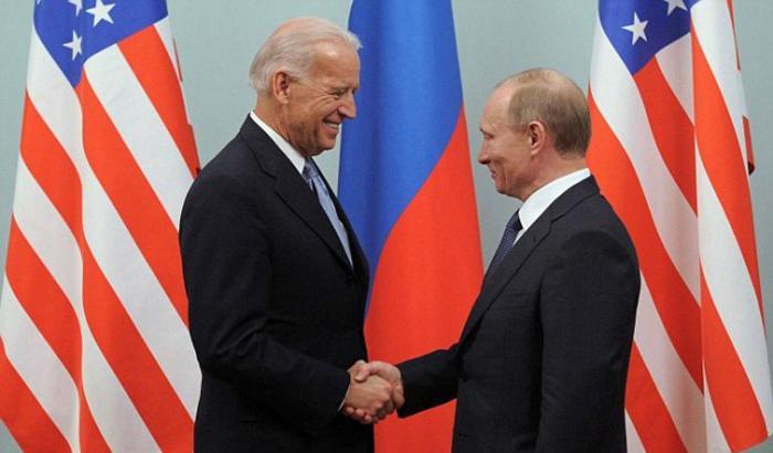 Putin "riconosce" Biden: "Dobbiamo risolvere i problemi che il mondo sta affrontando"