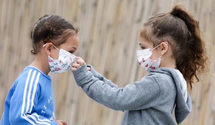 "Muoiono solo i vecchi". Altra maestra negazionista invita i bambini a non indossare le mascherine