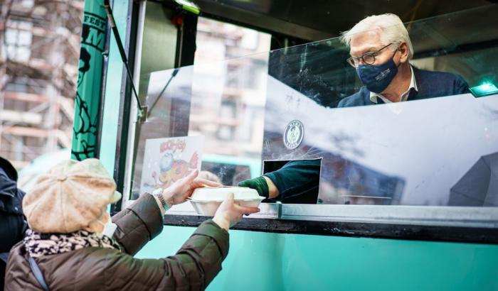 Il presidente tedesco Steinmeier distribuisce pasti ai senzatetto di Berlino