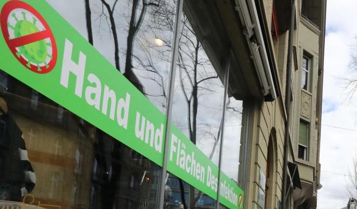 Il Covid avanza e la Svizzera ci ripensa: alcuni cantoni chiudono le piste da sci