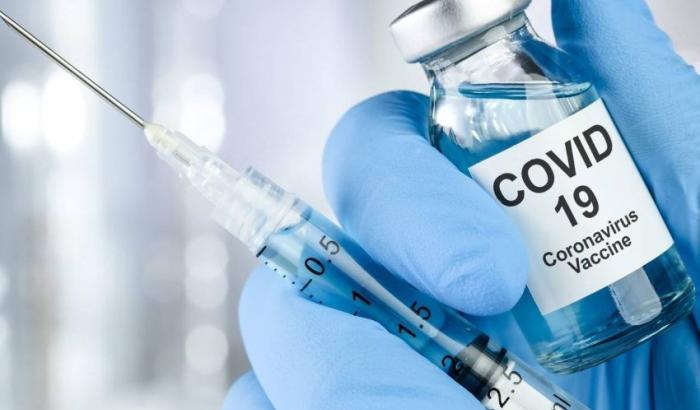 L'Agenzia italiana per il farmaco svela i possibili effetti collaterali del vaccino anti Covid