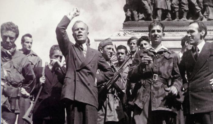 La lettera di Pertini scritta a Natale dal carcere: “Viva il Socialismo, abbasso il fascismo“