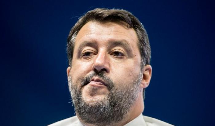 Salvini (colui che lasciò senza protezione umanitaria migliaia di persone) si traveste da benefattore: "Natale di solidarietà"