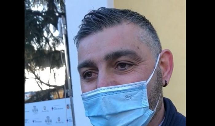 Il primo uomo vaccinato in Italia risponde all'ignoranza dei No Vax: "Contento di essere una 'cavia"